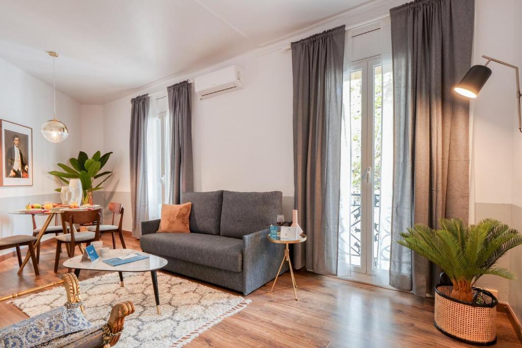 ein Wohnzimmer mit einem Sofa und einem Tisch in der Unterkunft Sweet Inn - Comte Urgell in Barcelona