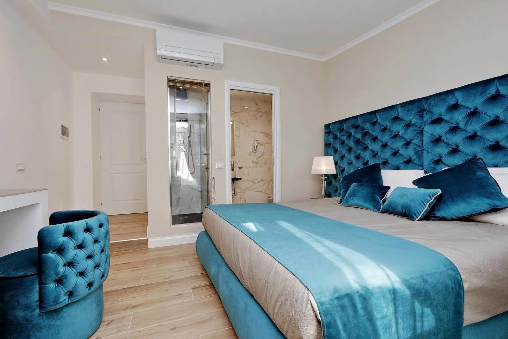 um quarto com uma cama grande e uma cabeceira azul em Relais Aquarium em Roma