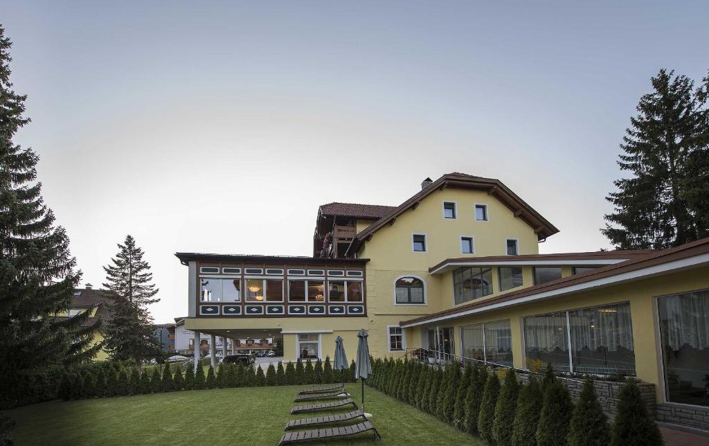 Budynek, w którym mieści się hotel