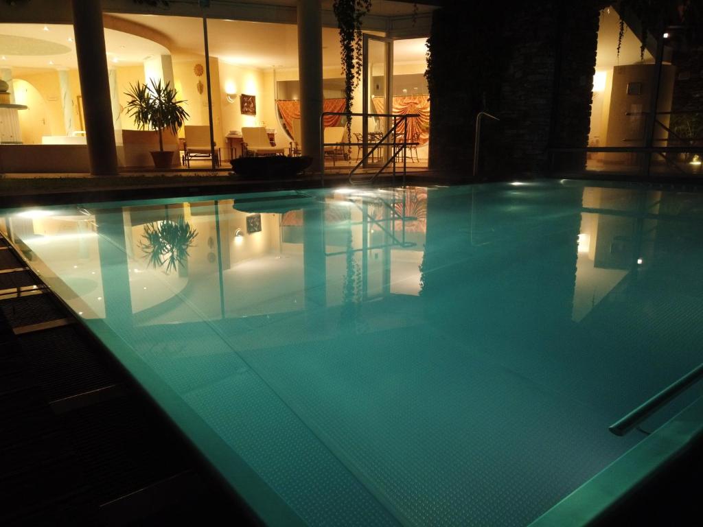 Bazén v ubytování Hotel Cresta nebo v jeho okolí