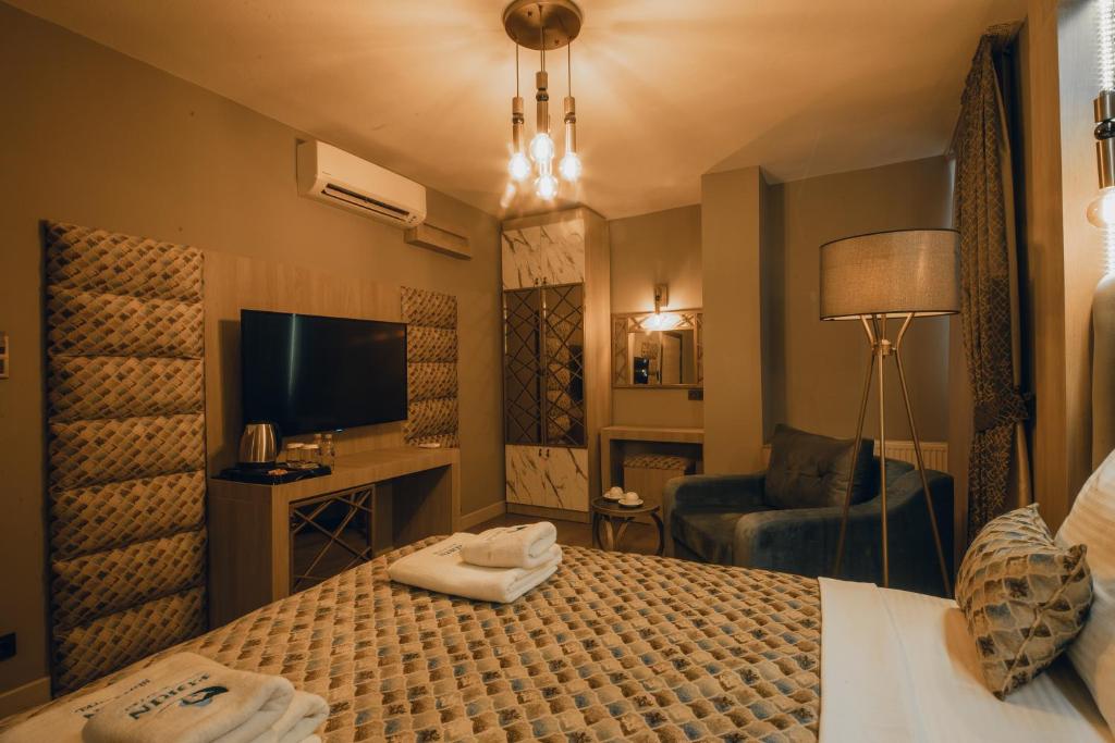 TV a/nebo společenská místnost v ubytování Edrin Gözde Hotel