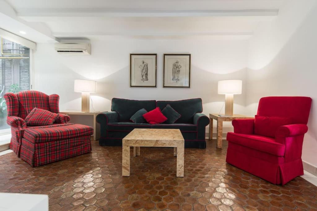 バレンシアにあるApartamento San Nicolas 3のリビングルーム(椅子2脚、ソファ、テーブル付)