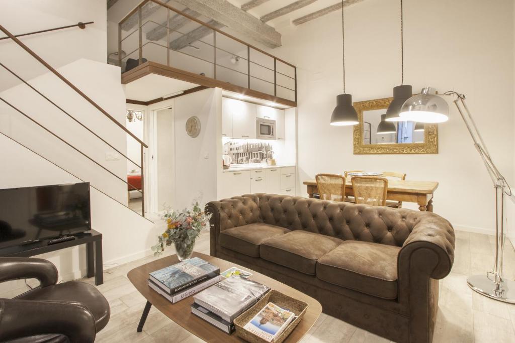 uma sala de estar com um sofá e uma mesa em Oldtown San Sebastián Apartments em San Sebastián