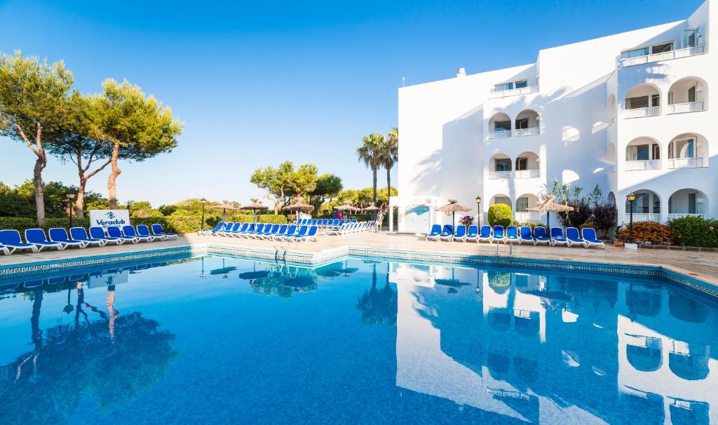 a swimming pool in front of a hotel at Apartamentos Globales Lord Nelson in Santo Tomás