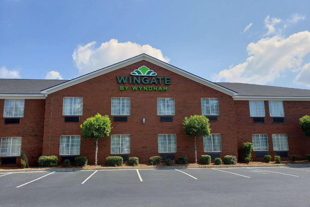 a building with a sign that reads winnie by window at Wingate by Wyndham Savannah I-95 North in Port Wentworth