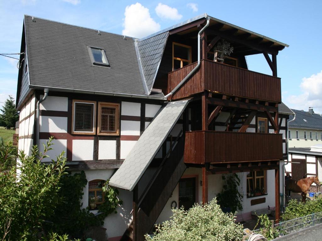 a house with a balcony on the side of it at Pferd - Spaß - Entspannung in Staitz
