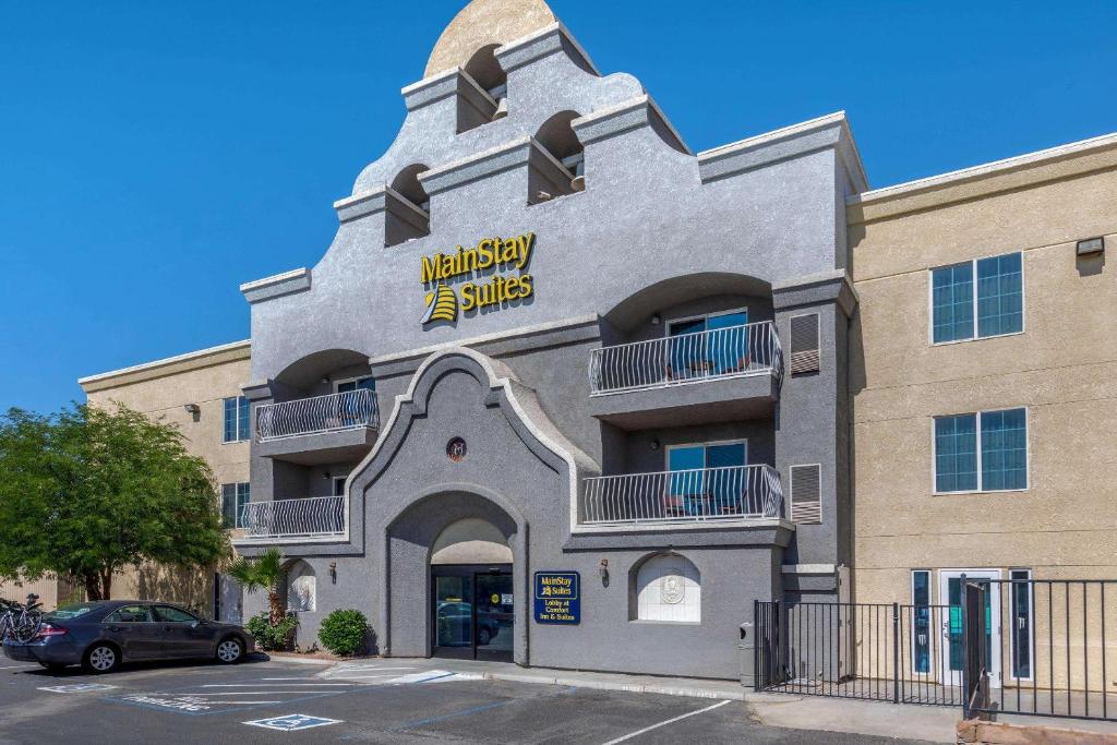 un edificio con un cartel en el costado en MainStay Suites El Centro I-8, en El Centro