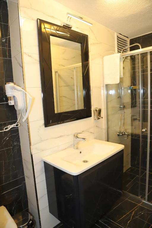 Koupelna v ubytování Grand Kavi Hotel