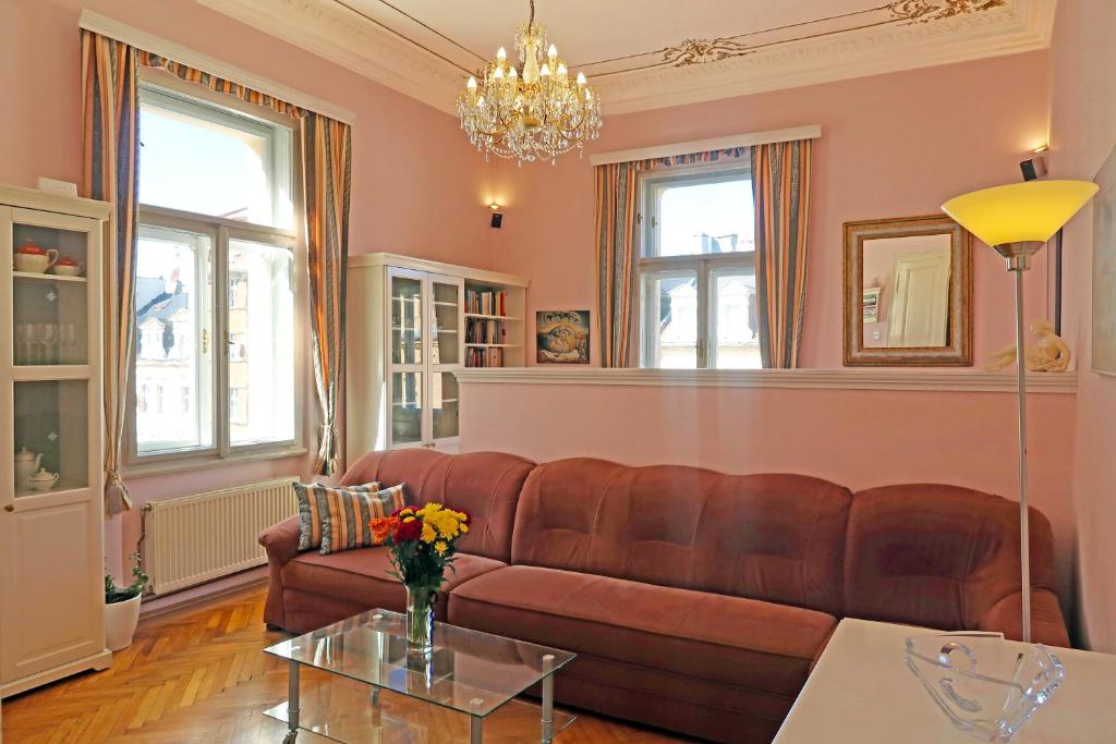 ein Wohnzimmer mit einem braunen Ledersofa in der Unterkunft Apartment Themis in Karlsbad