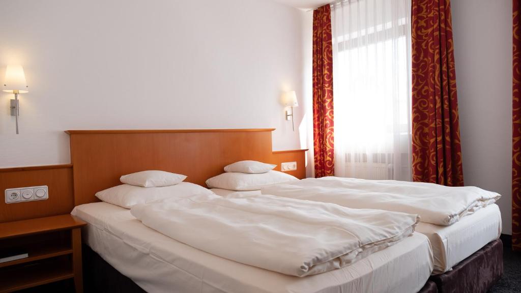 Postel nebo postele na pokoji v ubytování Hotel & Restaurant Walfisch