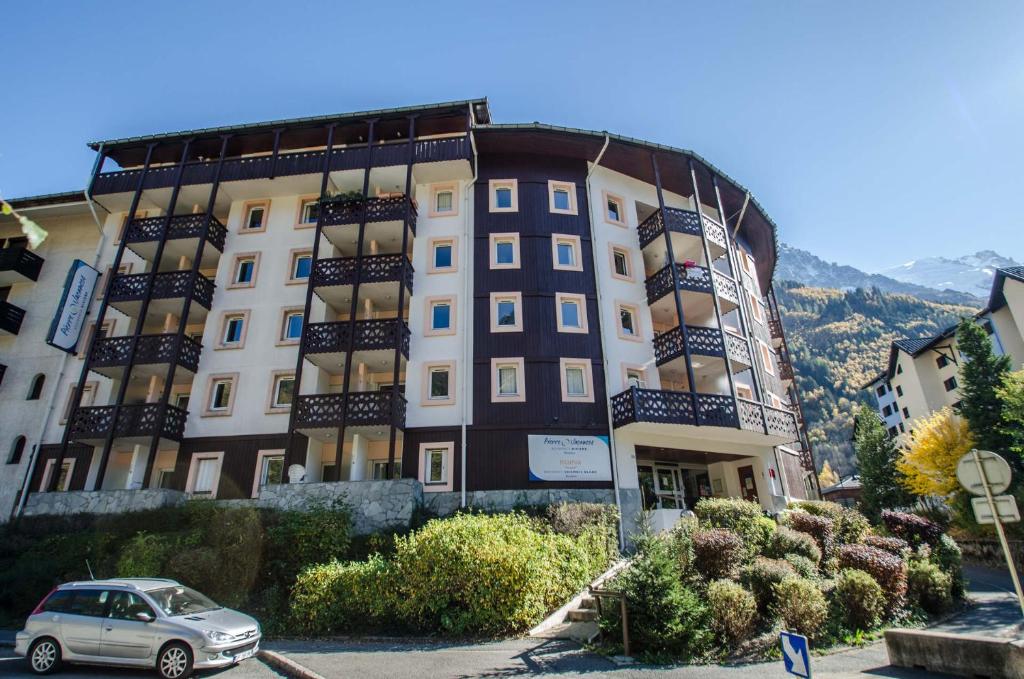 ein Gebäude mit einem davor geparkt in der Unterkunft Résidence Rivière in Chamonix-Mont-Blanc
