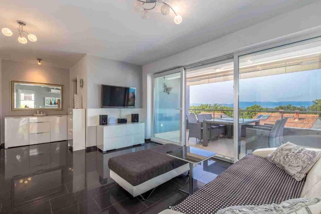 Televízia a/alebo spoločenská miestnosť v ubytovaní Luxury Apartment Sunflair