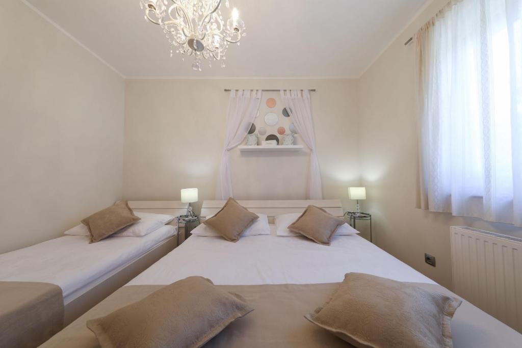 Postel nebo postele na pokoji v ubytování Villa Bella ZadarVillas