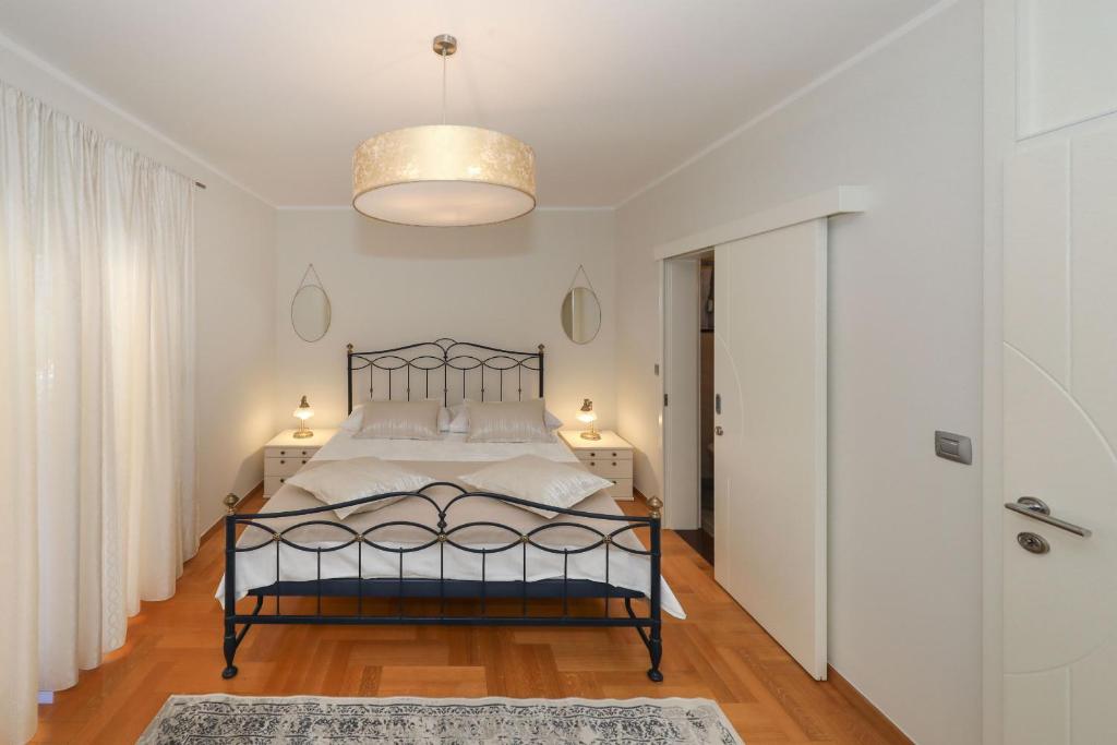 Postel nebo postele na pokoji v ubytování Villa Bella ZadarVillas