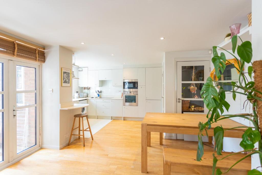 Charming 2 Bed Flat in Notting Hill for 4 people