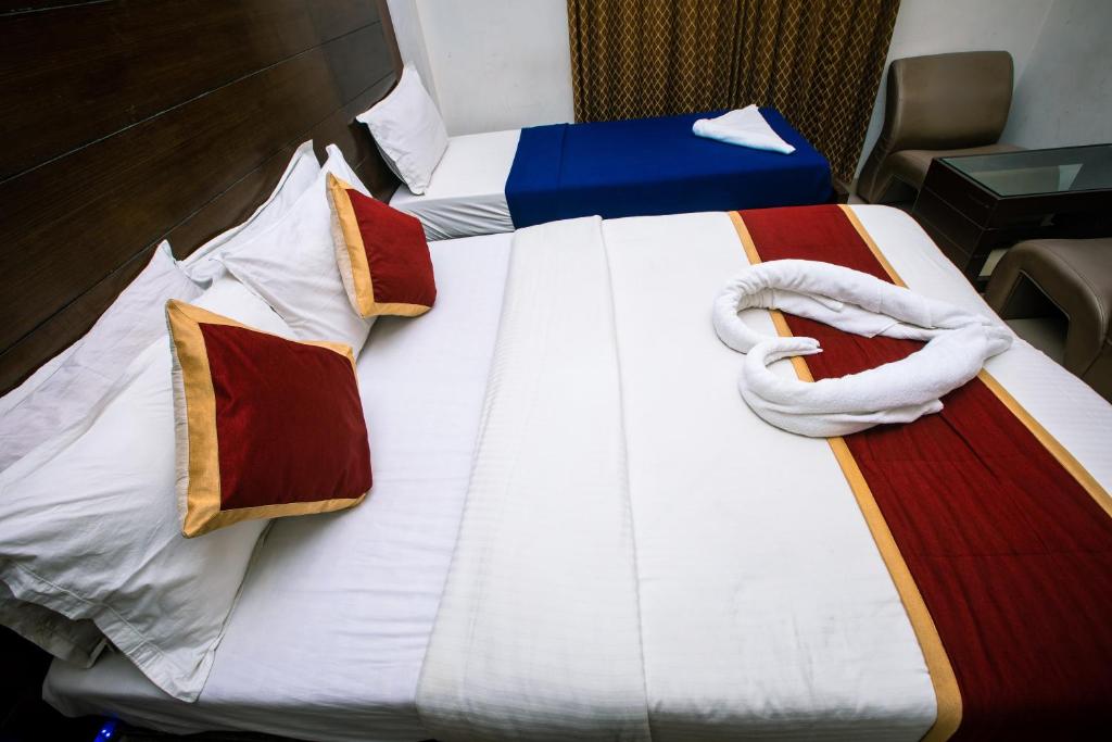 Postel nebo postele na pokoji v ubytování Orion Residency Hotel Near Chennai Central Railway Station