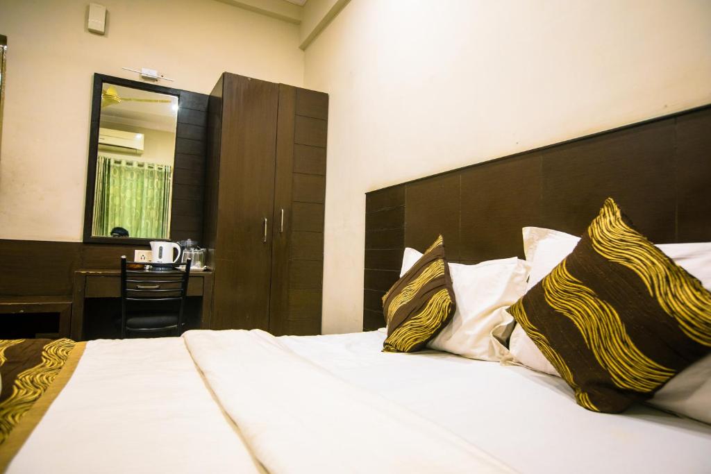 Postel nebo postele na pokoji v ubytování Orion Residency Hotel Near Chennai Central Railway Station