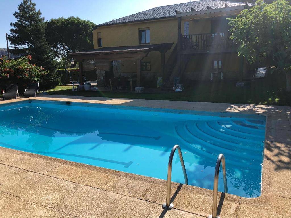 una piscina frente a una casa en MARGASOL, en Pedrezuela