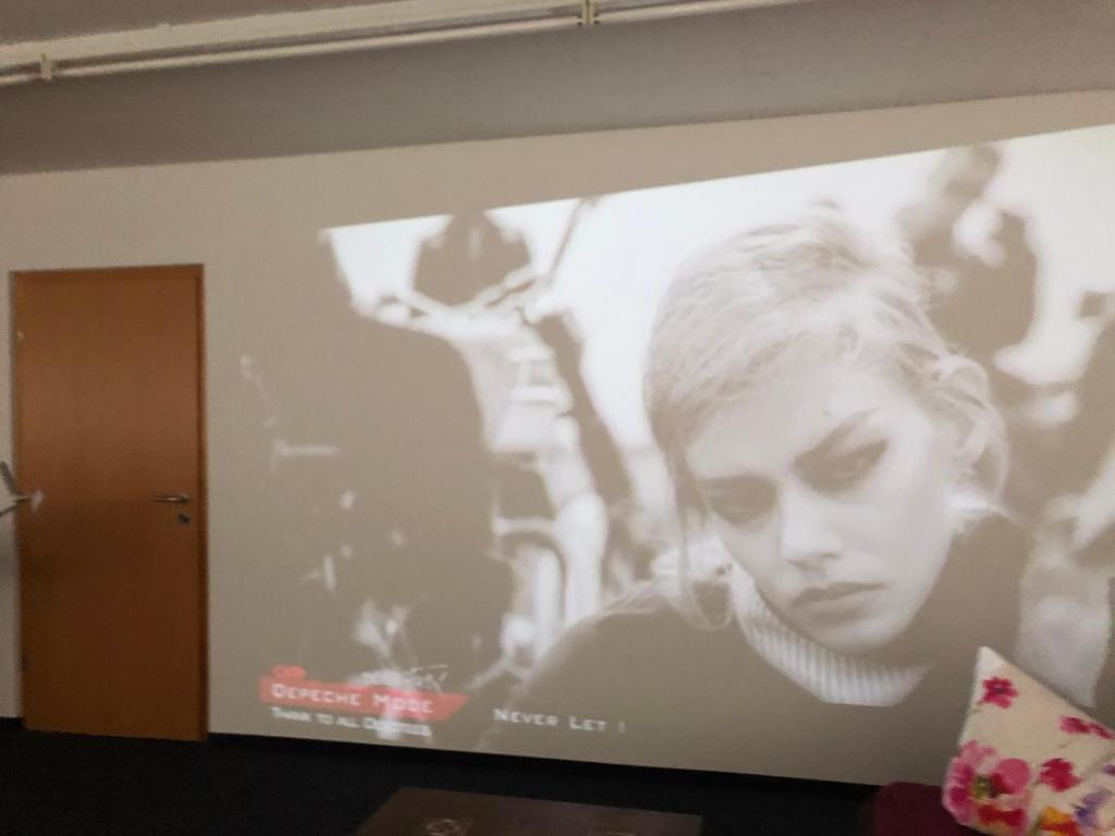Ein großer Bildschirm mit einem Bild einer Frau in der Unterkunft Carli's Bed-No-Breakfast in Friedrichshafen