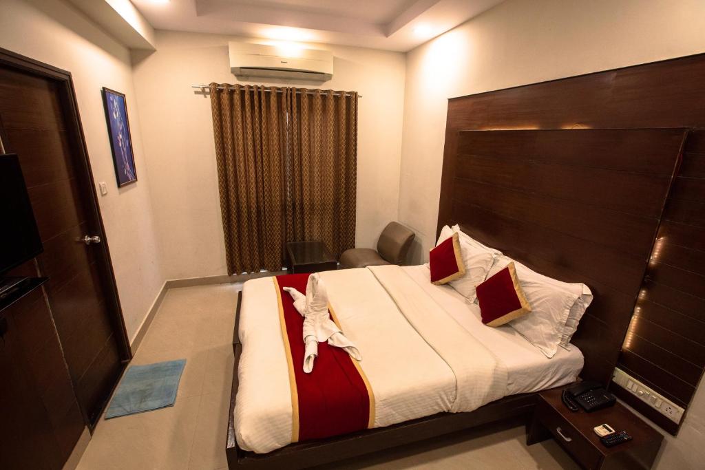 Postel nebo postele na pokoji v ubytování Orion Residency Hotel Near Chennai Central Railway Station