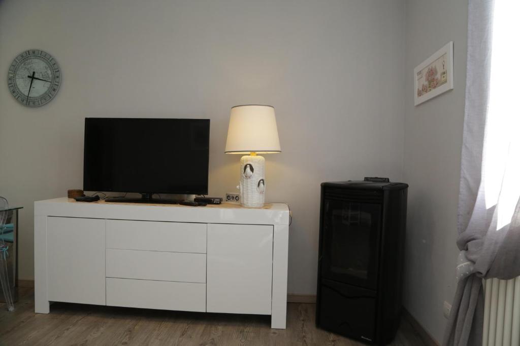 Televízia a/alebo spoločenská miestnosť v ubytovaní CASA AZZURRA
