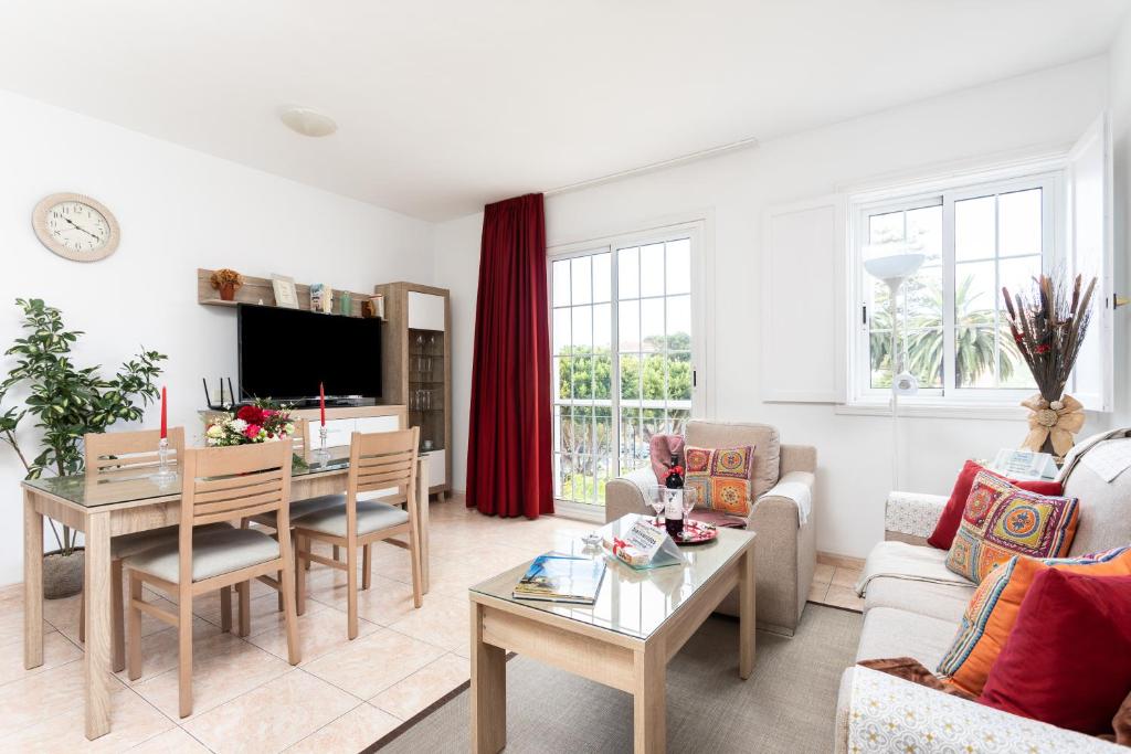 Una sala de estar con una mesa y un comedor. en Vivienda Vacacional La Laguna Deluxe 5, en La Laguna