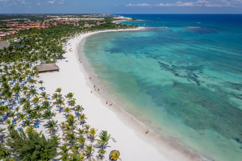 z anteny widok na plażę z palmami i ocean w obiekcie Barceló Maya Caribe - All Inclusive w mieście Xpu Há