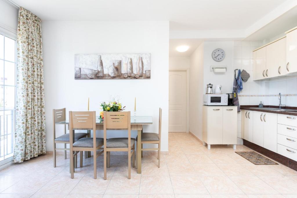 A kitchen or kitchenette at Vivienda Vacacional La Laguna Deluxe 8