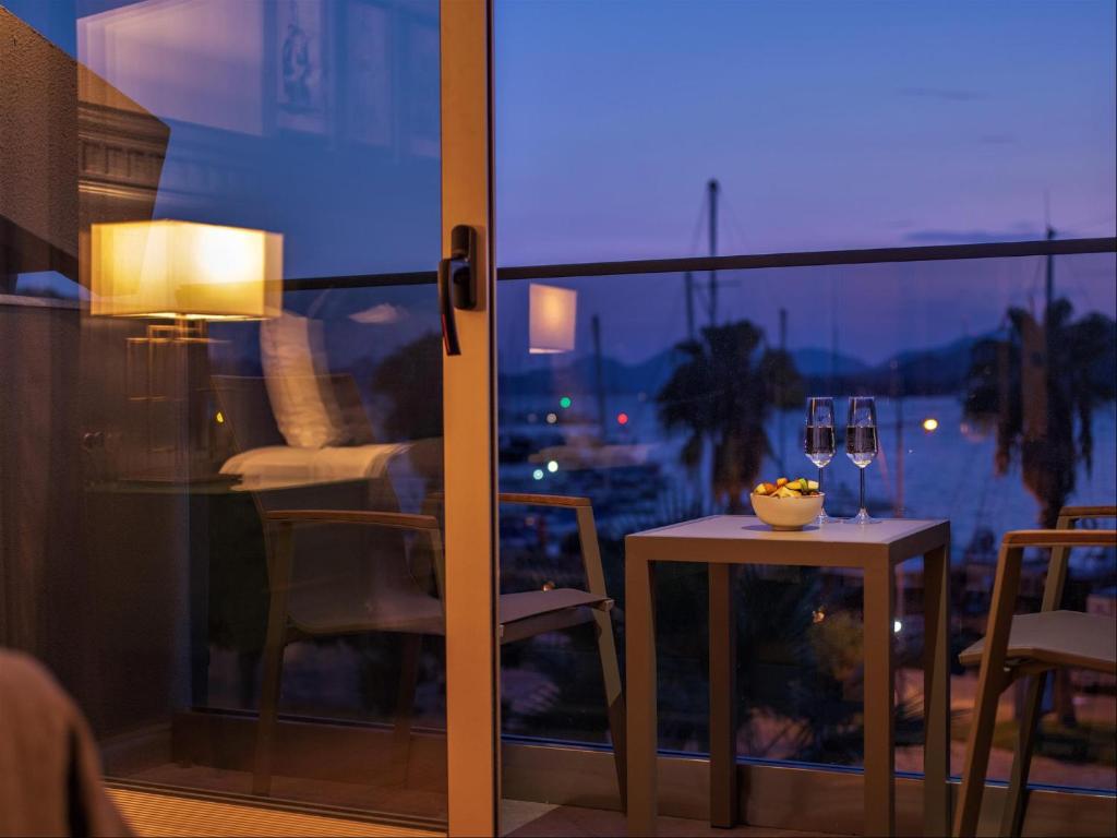 A balcony or terrace at Hotel Marina Bay Göcek
