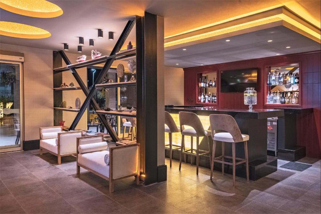 A seating area at Hotel Marina Bay Göcek