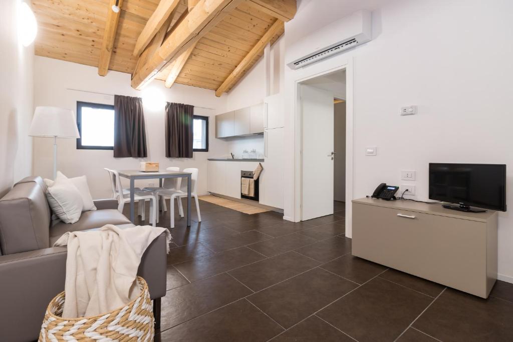 TV a/nebo společenská místnost v ubytování Hotel Cascina Fossata & Residence