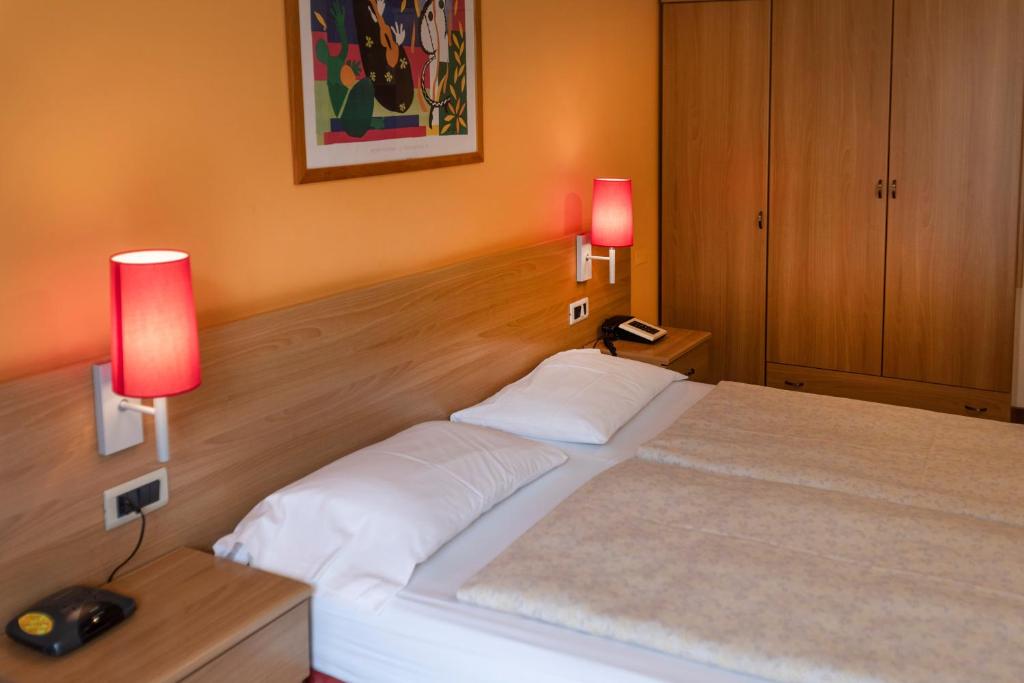 Posteľ alebo postele v izbe v ubytovaní Hotel Ideal