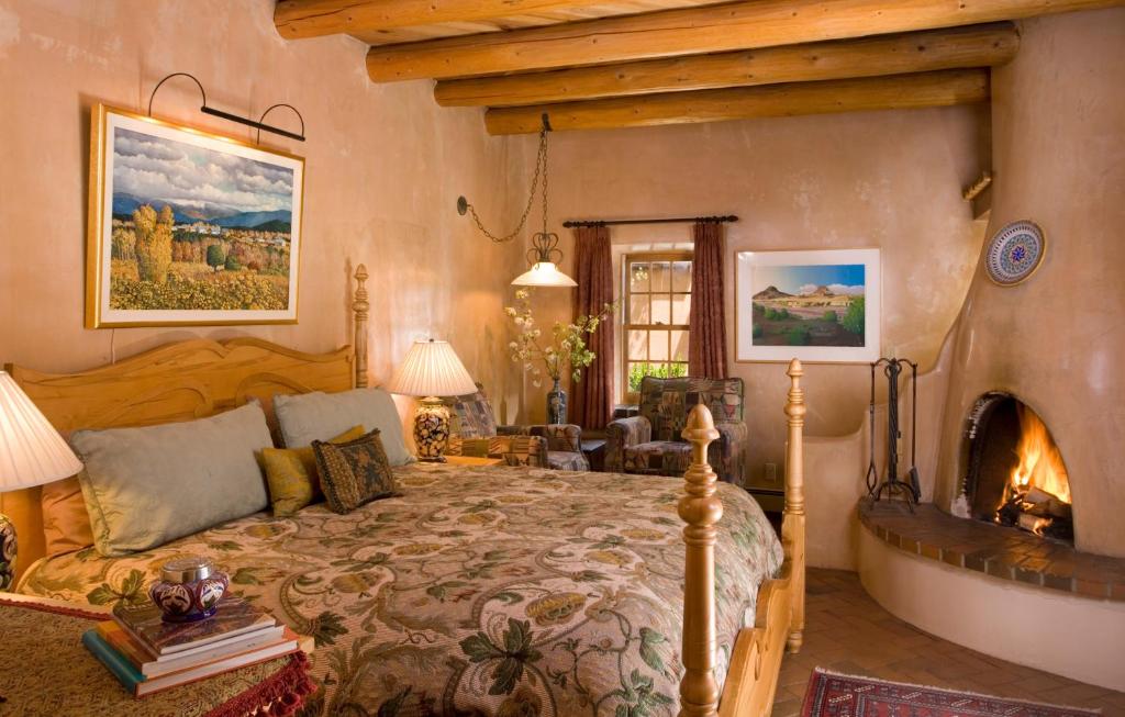 sypialnia z łóżkiem i kominkiem w obiekcie El Farolito B&B Inn w mieście Santa Fe