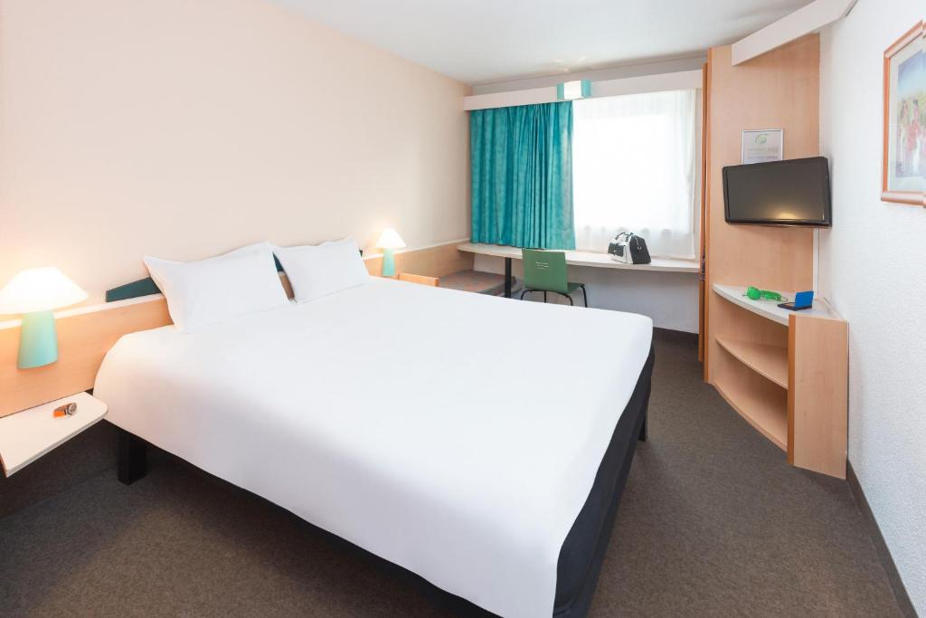 Postel nebo postele na pokoji v ubytování ibis Luxembourg Sud