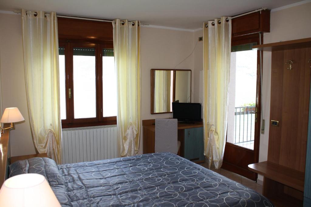 Postel nebo postele na pokoji v ubytování Albergo Ristorante Punta Dell'Est