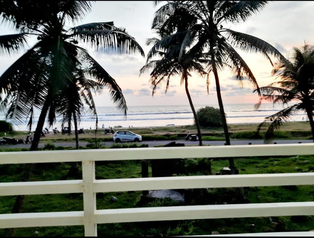 Corniche Beach Resort - バルコニー付きのアパート