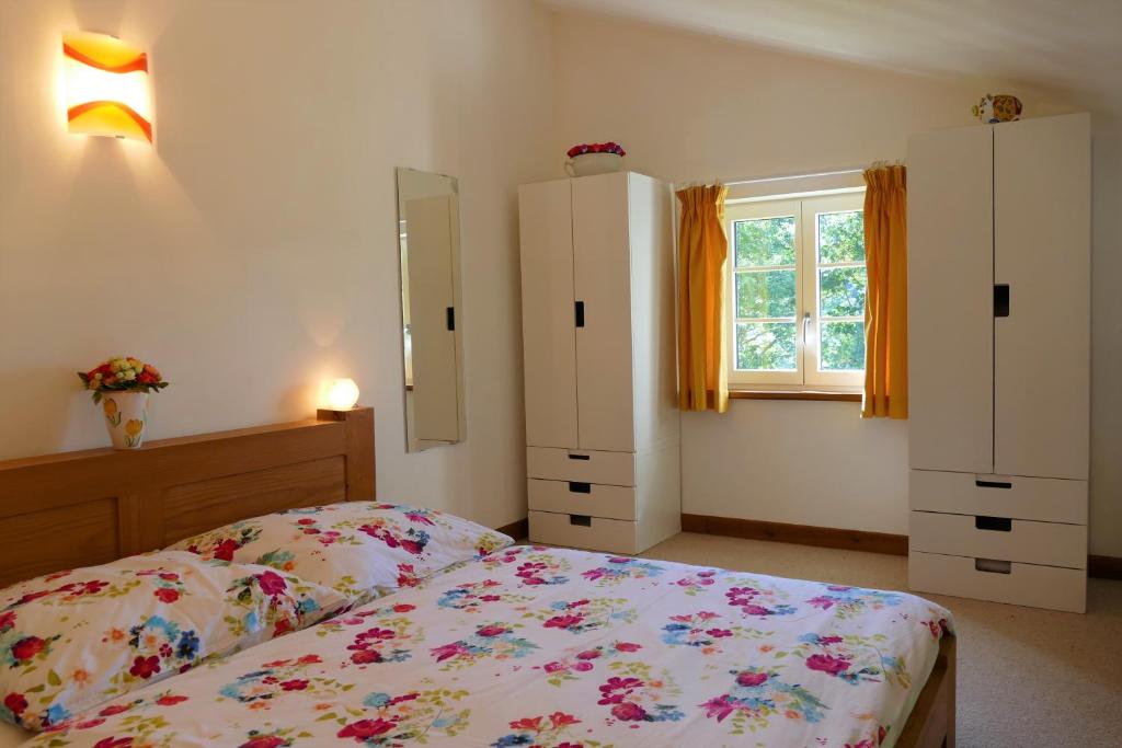 Postel nebo postele na pokoji v ubytování BaskoParadis I Eco-Gites I Calme I Vue I Ânes I Jardin I Montagne I Nature