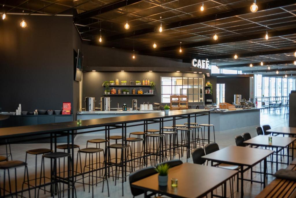 a bar in a restaurant with tables and chairs at Cabinn Copenhagen in Copenhagen