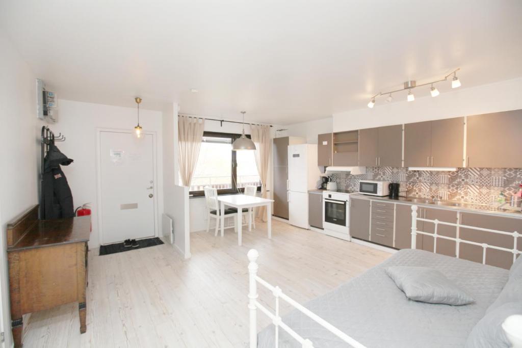 a kitchen and living room with a bed and a table at Fjordhotellet in Lysekil