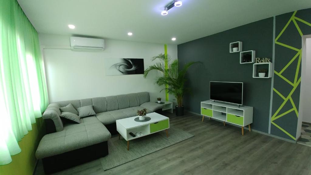 - un salon avec un canapé et une télévision dans l'établissement Apartman Anja, à Karlovac
