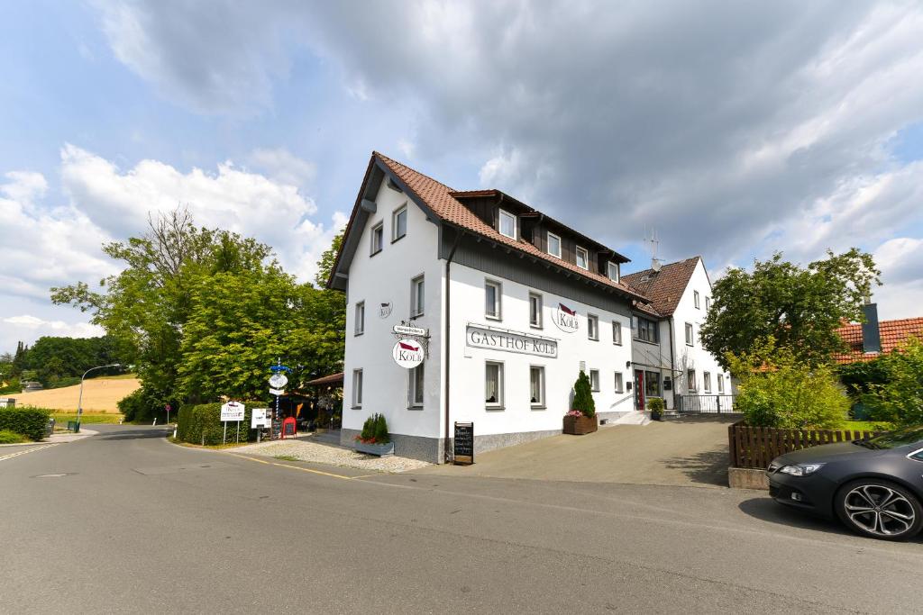 a white building on the side of a street at Gasthof Kolb in Bayreuth