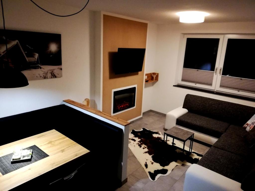 Televízia a/alebo spoločenská miestnosť v ubytovaní Alpenapart Gastl