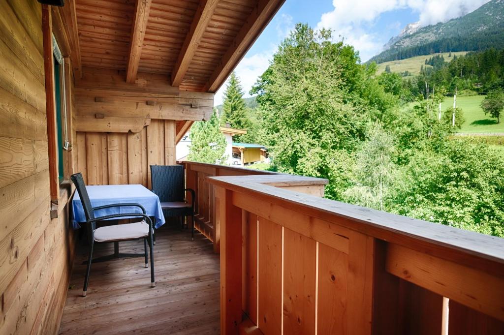 Výhľad na hory alebo výhľad na hory priamo z of the bed and breakfast