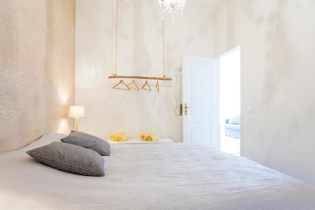een slaapkamer met een bed met 2 kussens erop bij Downtown Correeiros Apartments in Lissabon