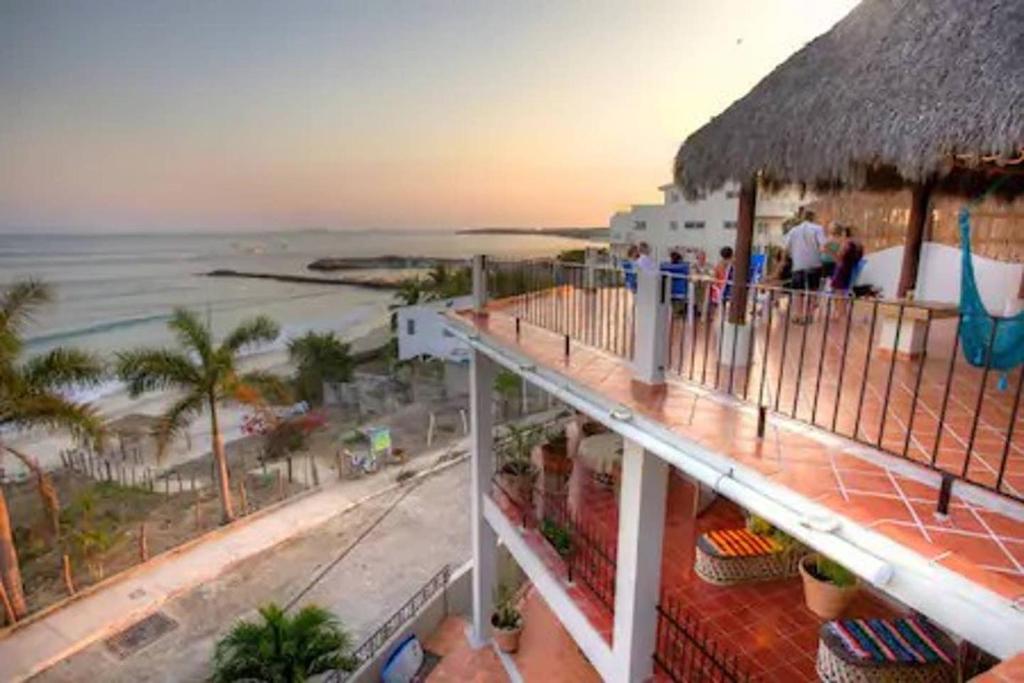 uitzicht op het strand vanaf het balkon van een resort bij Hotel La Quinta del Sol in Punta Mita