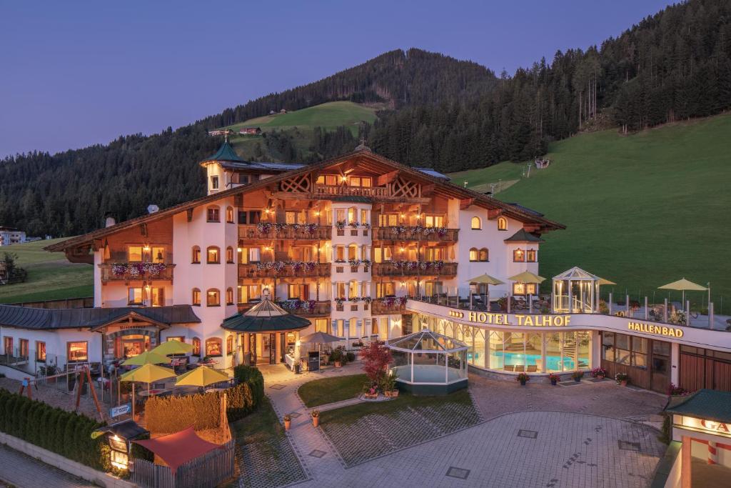 Nespecifikovaný výhled na hory nebo výhled na hory při pohledu z aparthotelu