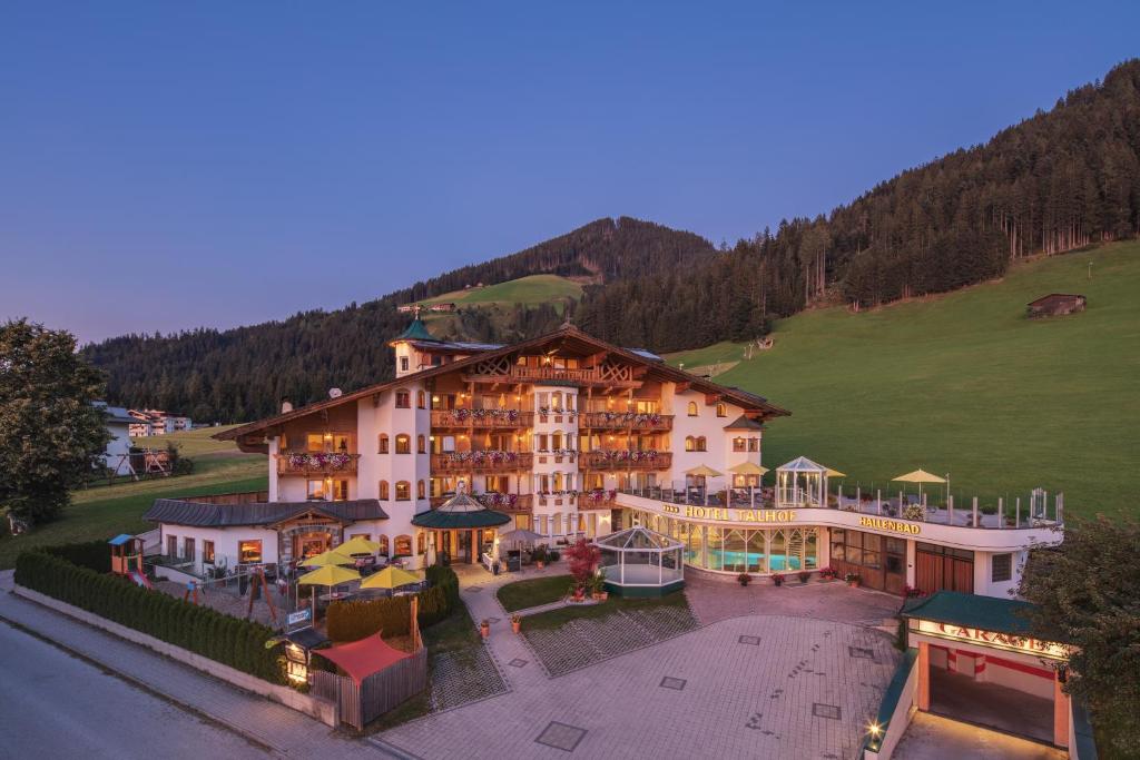 z góry widok na duży budynek w górach w obiekcie Apparthotel Talhof, Restaurant, Pool und Spa w mieście Oberau