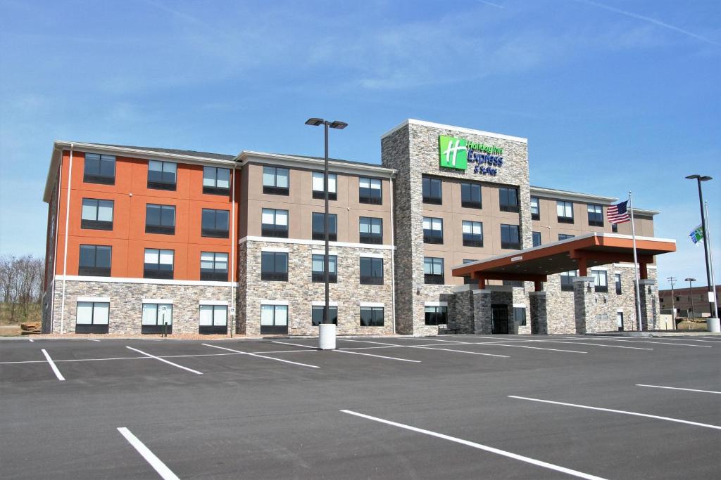 ein leerer Parkplatz vor einem Hotel in der Unterkunft Holiday Inn Express & Suites Clarion, an IHG Hotel in Clarion