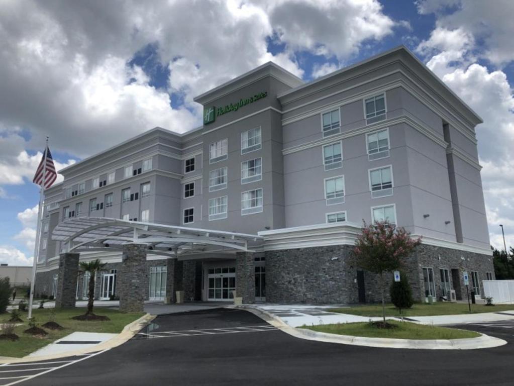 uma vista para o exterior das suites da estalagem hampton yakima comuns em Holiday Inn & Suites - Fayetteville W-Fort Bragg Area, an IHG Hotel em Fayetteville