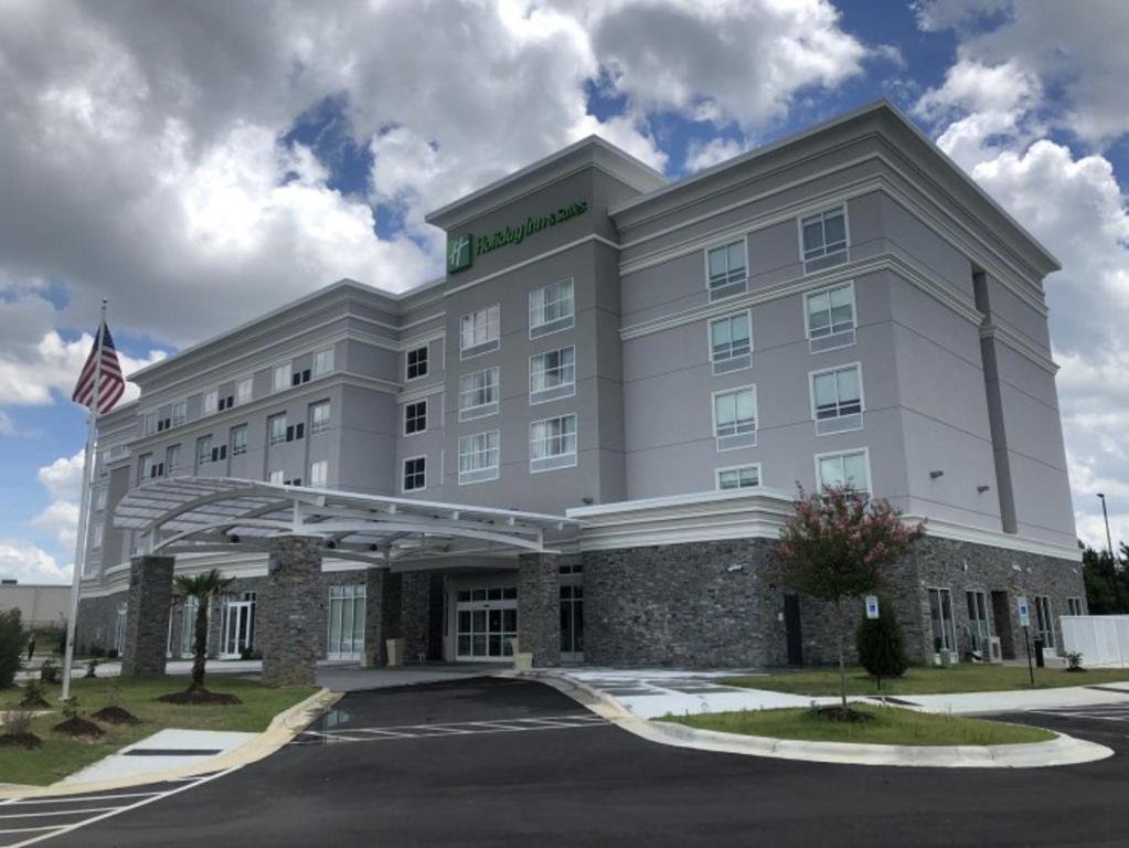 an exterior view of the hampton inn suites yakima commons at Holiday Inn & Suites - Fayetteville W-Fort Bragg Area by IHG in Fayetteville
